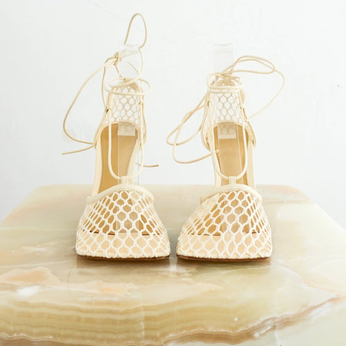 Hole-toe flat shoes