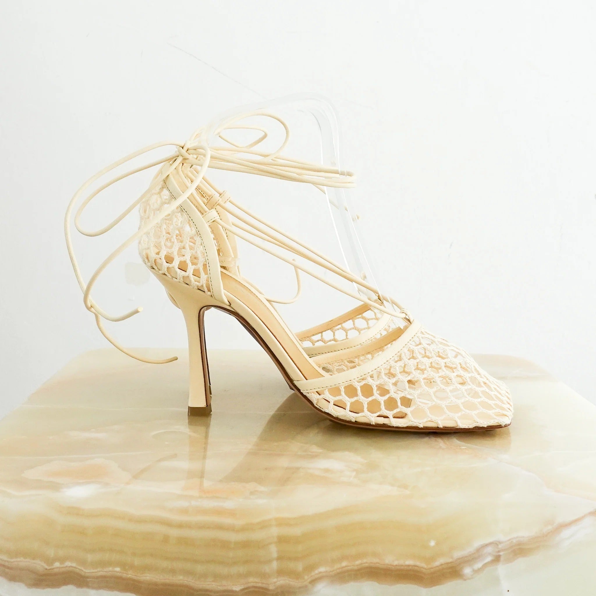 Hole-toe flat shoes