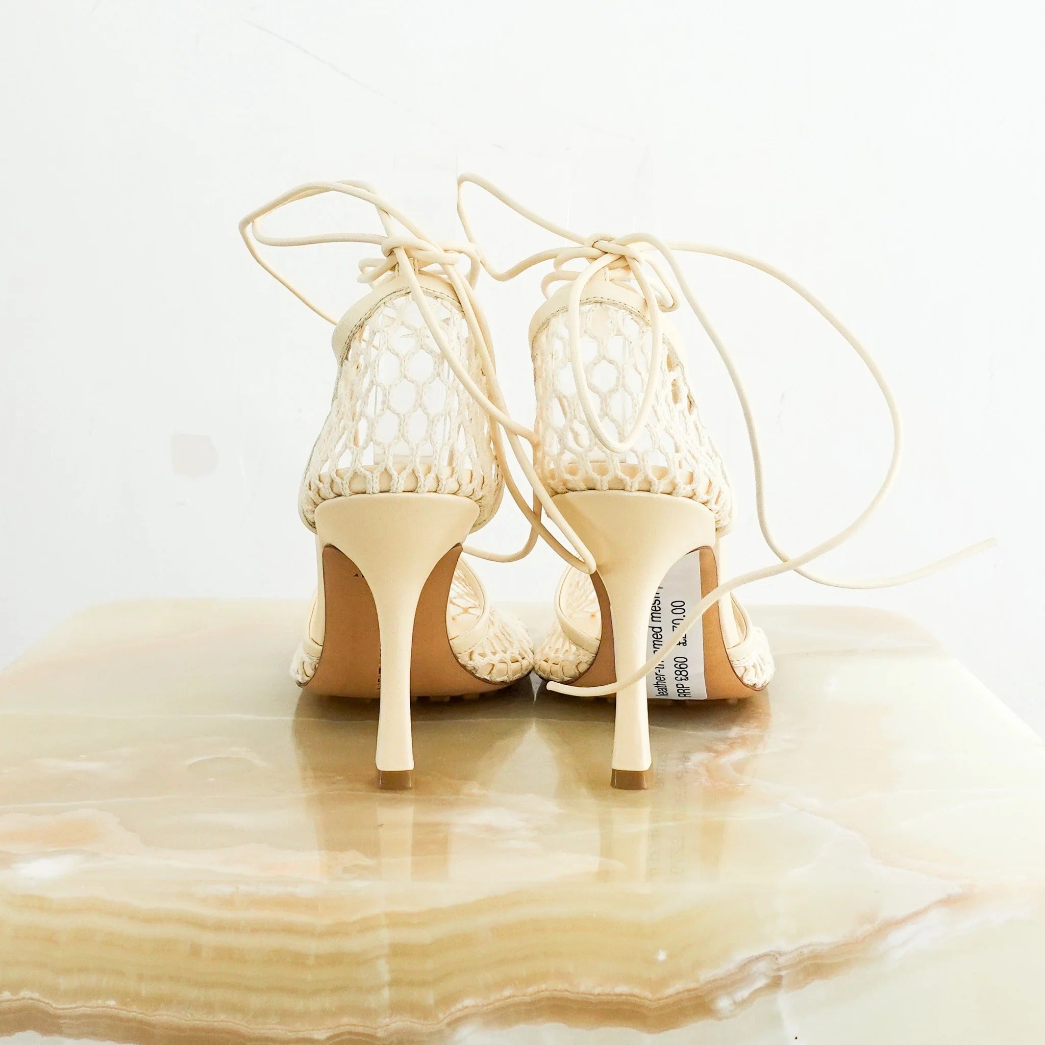 Hole-toe flat shoes