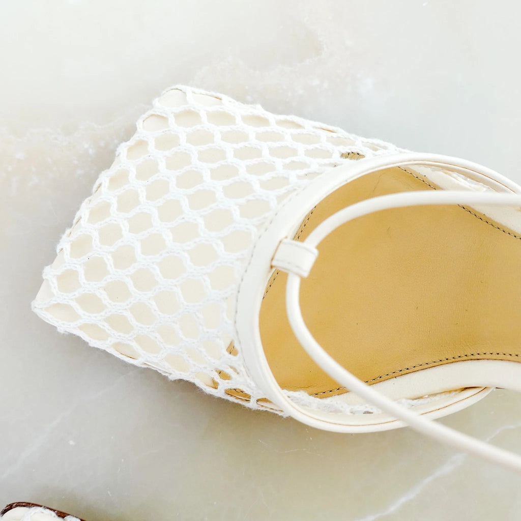 Hole-toe flat shoes