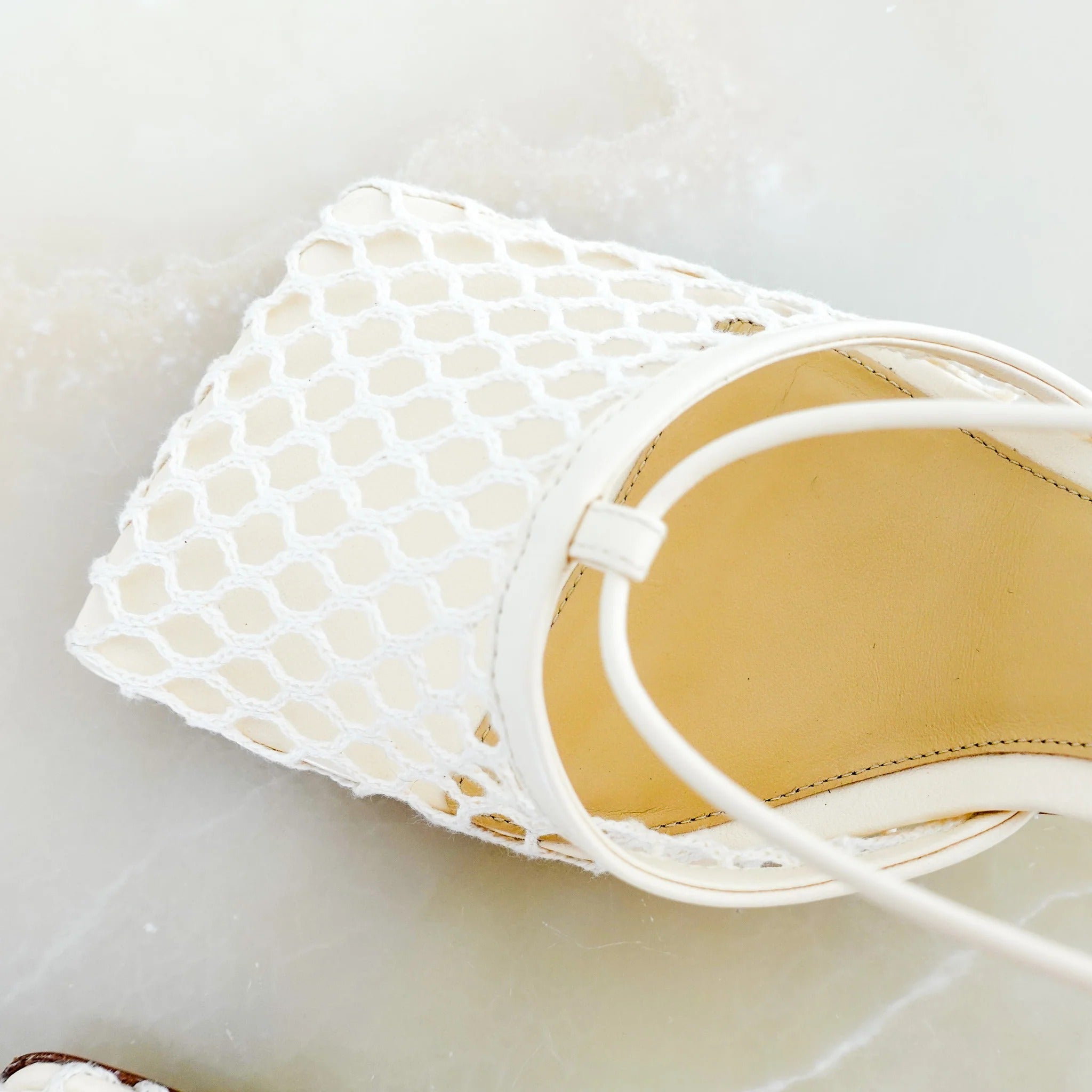 Hole-toe flat shoes